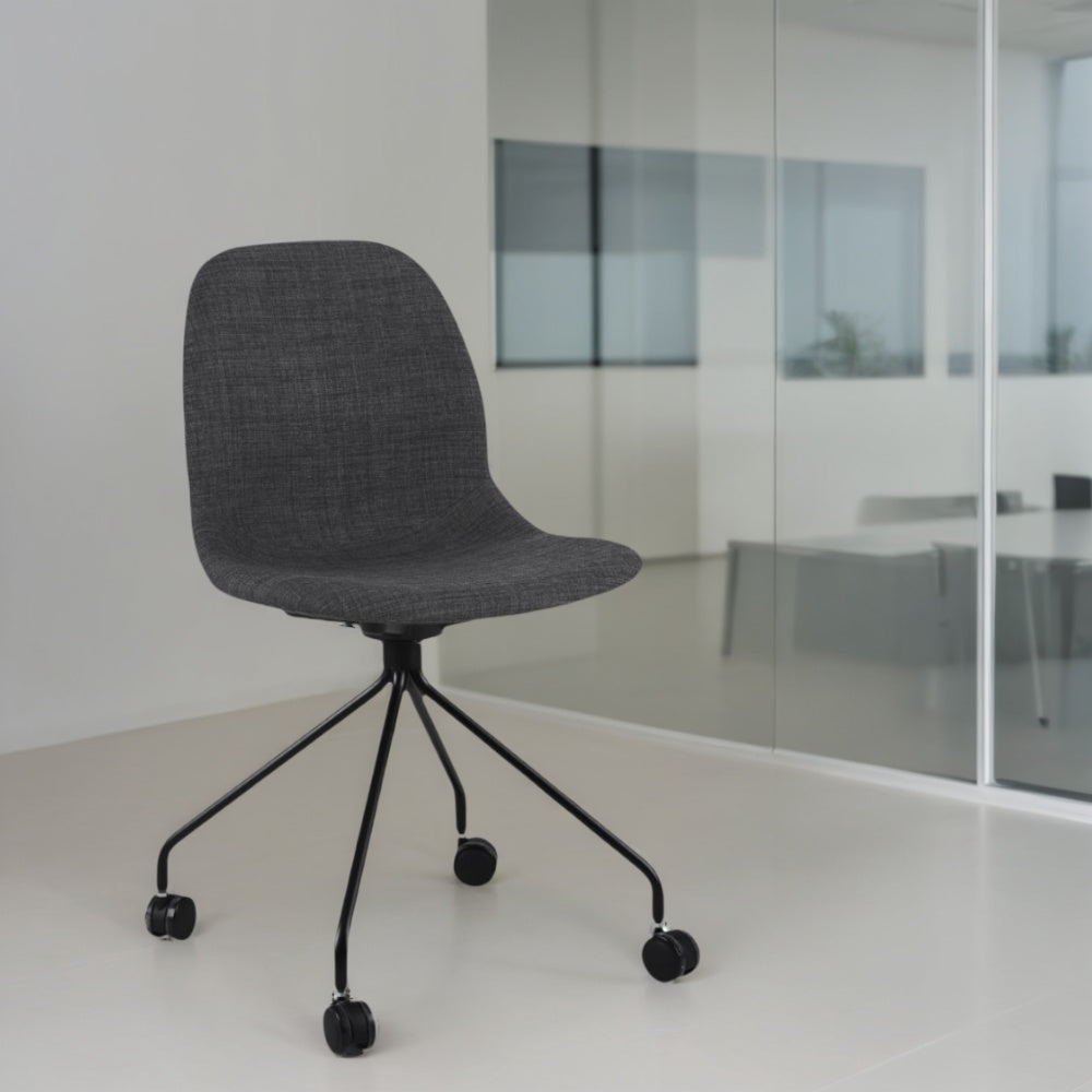 Ergonomischer Arbeitsstuhl mit anthrazitfarbenem Stoffbezug und Rollen für optimalen Sitzkomfort von Kadima Design_