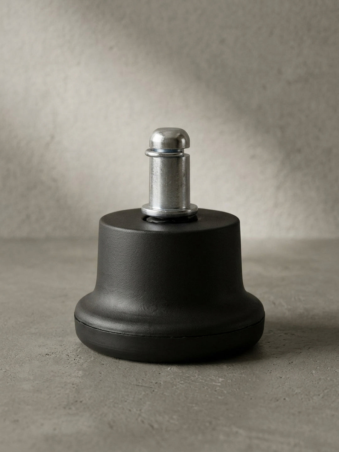 Rückwärtige Detailaufnahme des Design-Gleiters, fokussiert auf die stabile und bruchsichere Verarbeitung des Übergangs zwischen Basis und Metallachse._