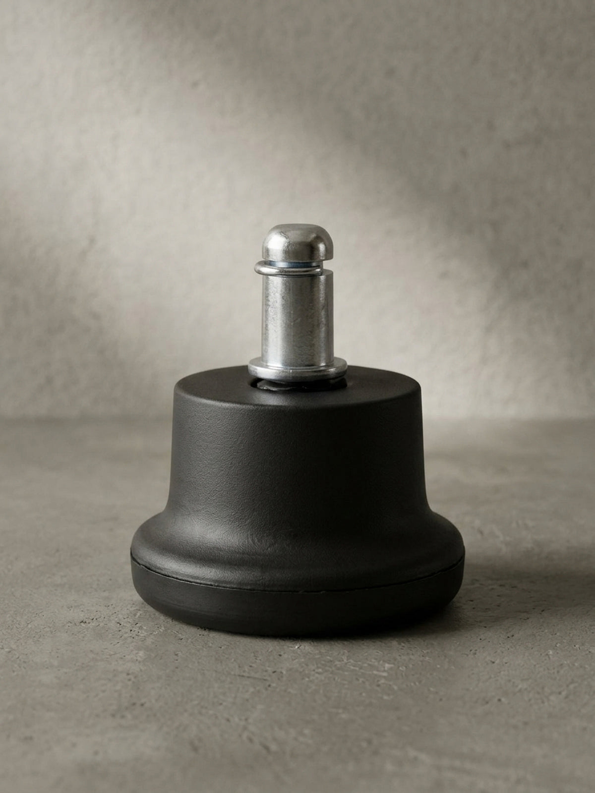 Rückwärtige Detailaufnahme des Design-Gleiters, fokussiert auf die stabile und bruchsichere Verarbeitung des Übergangs zwischen Basis und Metallachse.