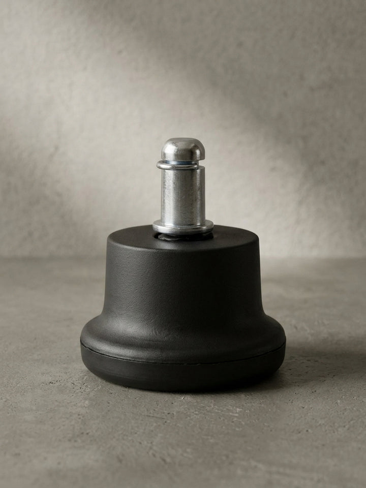 Rückwärtige Detailaufnahme des Design-Gleiters, fokussiert auf die stabile und bruchsichere Verarbeitung des Übergangs zwischen Basis und Metallachse._