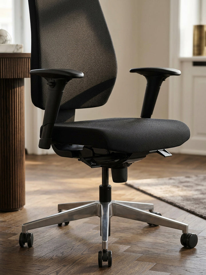 Bürostuhl Latina_ Ergonomisches Design_ Lendenwirbelstütze_ höhenverstellbare Armlehnen_ strapazierfähiger Stoff_ Aluminium-Fußkreuz - KADIMA DESIGN_Größe_ 70x63x119 cm_