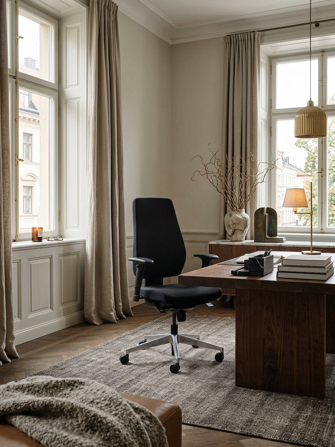 Bürostuhl Latina_ Ergonomisches Design_ Lendenwirbelstütze_ höhenverstellbare Armlehnen_ strapazierfähiger Stoff_ Aluminium-Fußkreuz - KADIMA DESIGN_Größe_ 70x63x119 cm_