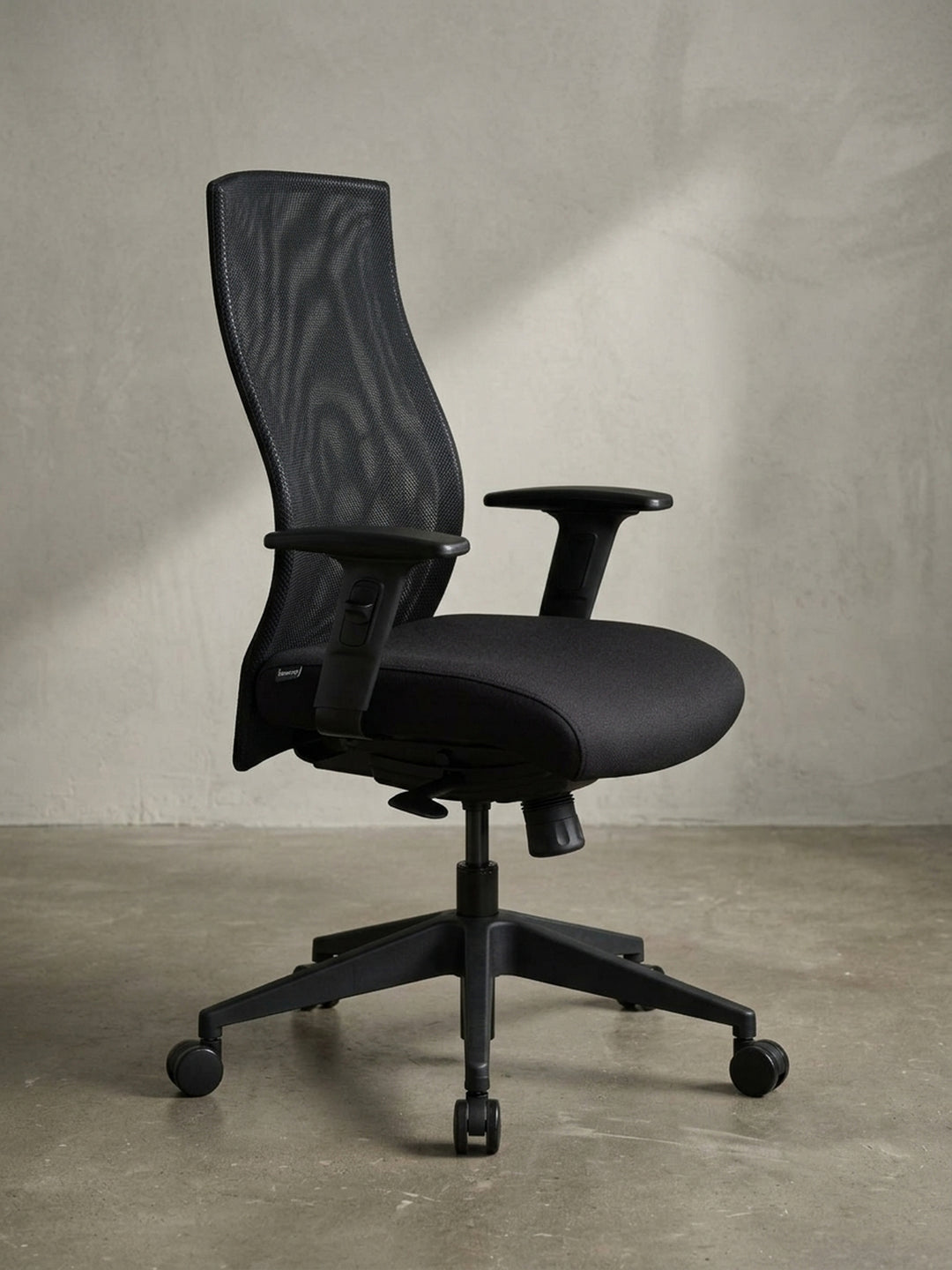 Alternative Detailansicht des bequemen Drehstuhls für das anspruchsvolle Homeoffice, belastbar bis 120 kg, mit leichtgängigen Rollen._