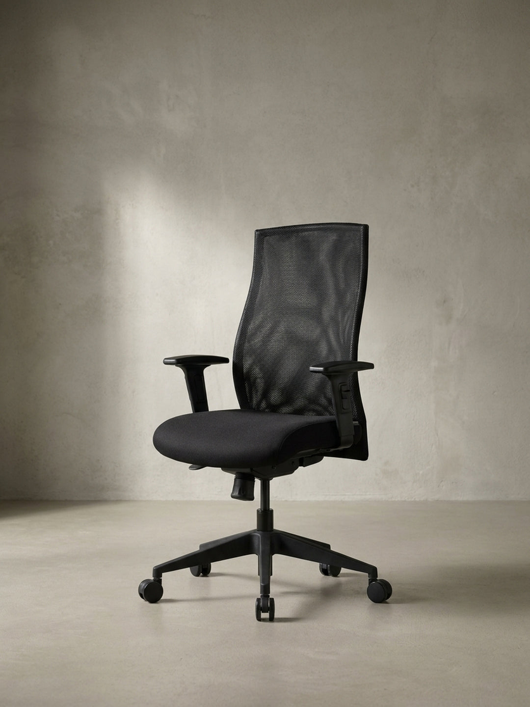 Technische Bemaßung des schwarzen Bürostuhls mit den exakten Proportionen von 65x65x113cm zur optimalen Raumplanung im heimischen Arbeitszimmer._