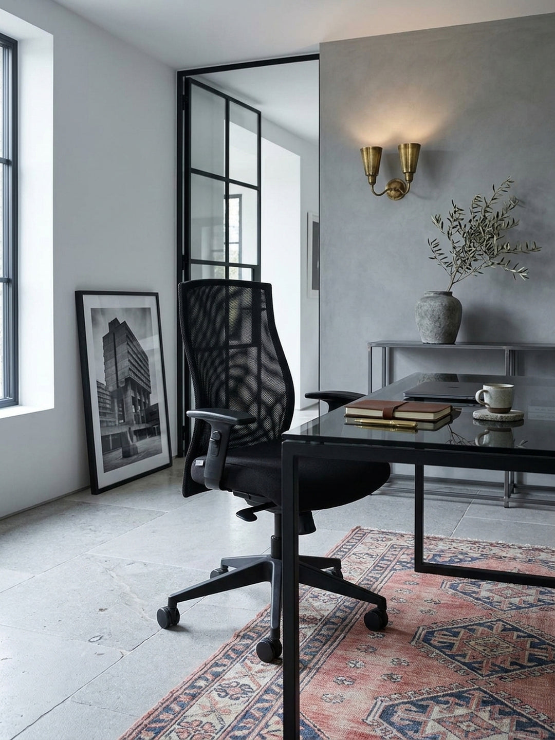 Nahaufnahme des schwarzen Netzstoffs und der extradick gepolsterten Sitzfläche des ergonomischen Chefsessels im modernen Arbeitszimmer._