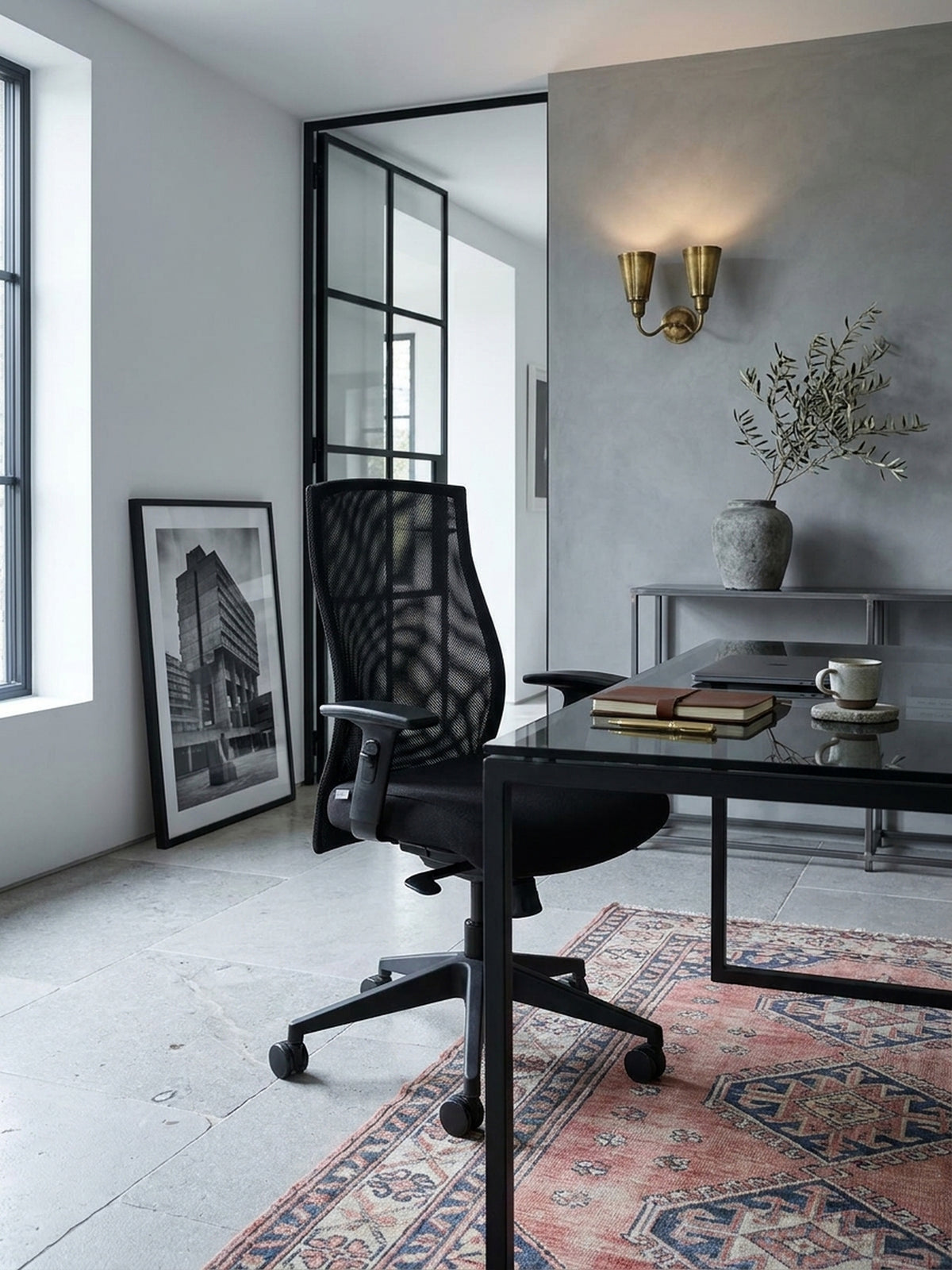 Nahaufnahme des schwarzen Netzstoffs und der extradick gepolsterten Sitzfläche des ergonomischen Chefsessels im modernen Arbeitszimmer._