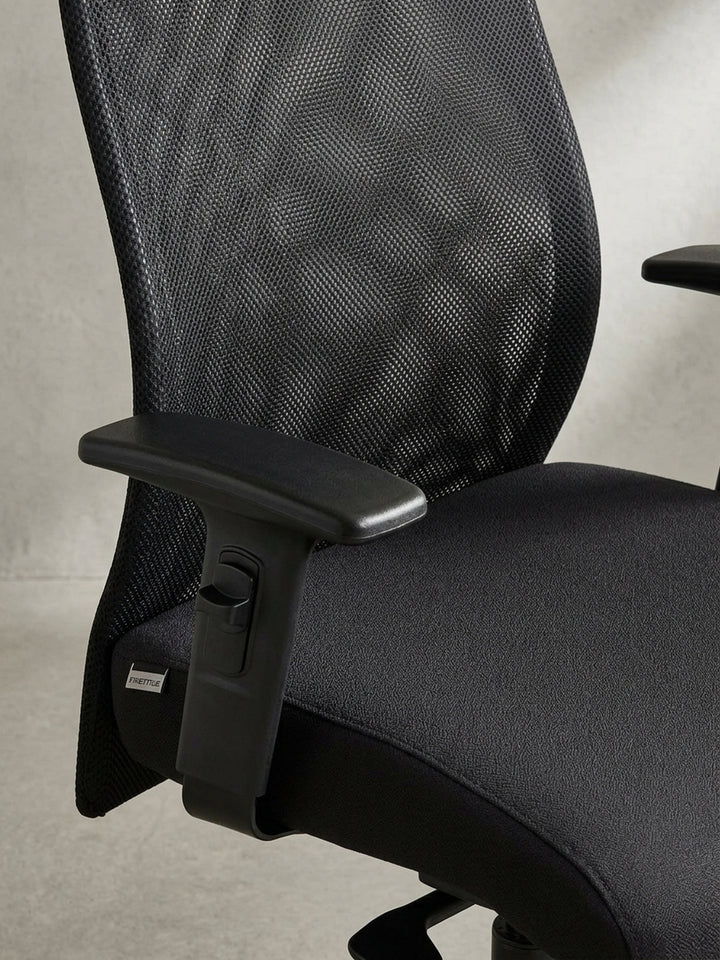 Gesamtbild des minimalistischen Bürosessels, der eine professionelle Designsprache mit erstklassiger Ergonomie für lange Arbeitstage verbindet._