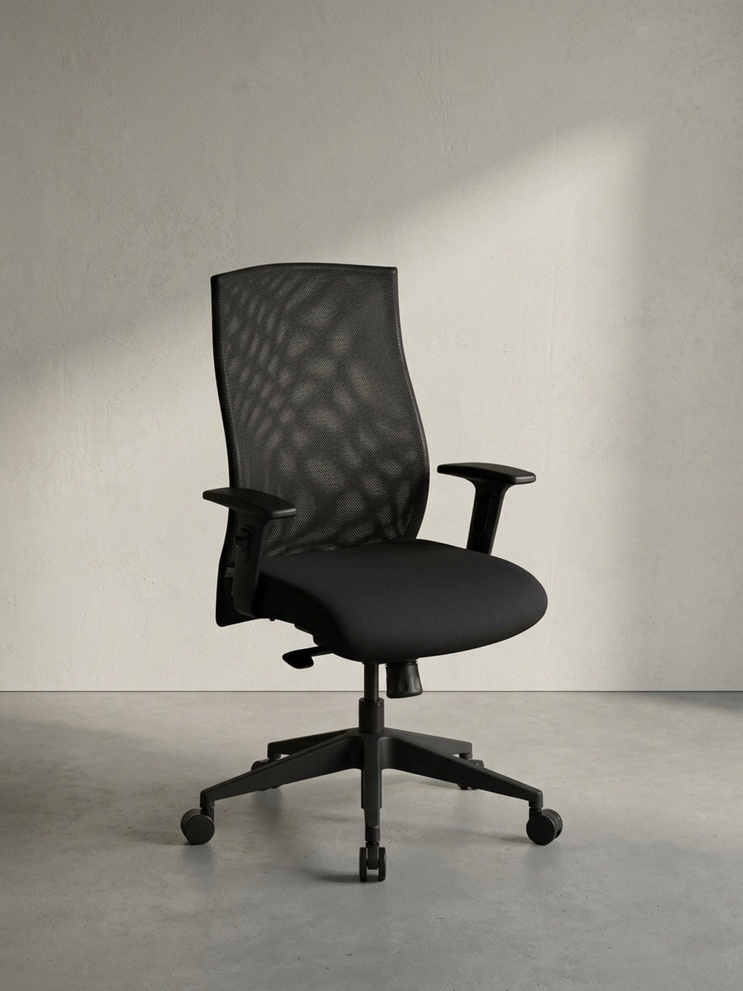 Frontalansicht des ergonomischen schwarzen Bürostuhls mit bequemer Stoffsitzfläche und hoher Rückenlehne für maximalen Komfort am Arbeitsplatz._