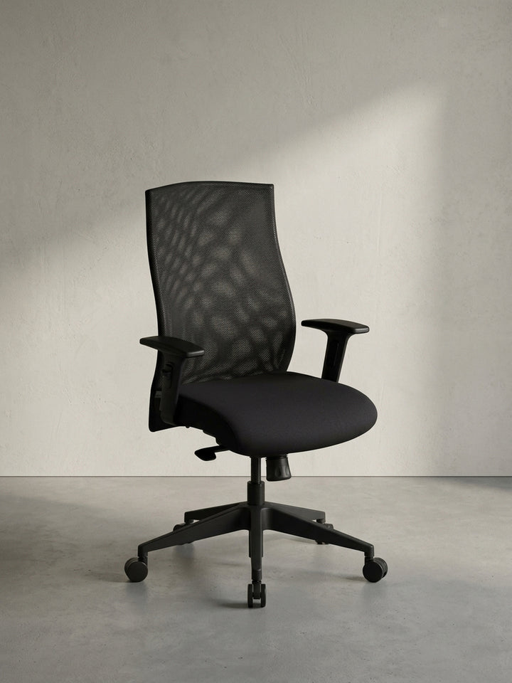 Frontalansicht des ergonomischen schwarzen Bürostuhls mit bequemer Stoffsitzfläche und hoher Rückenlehne für maximalen Komfort am Arbeitsplatz._