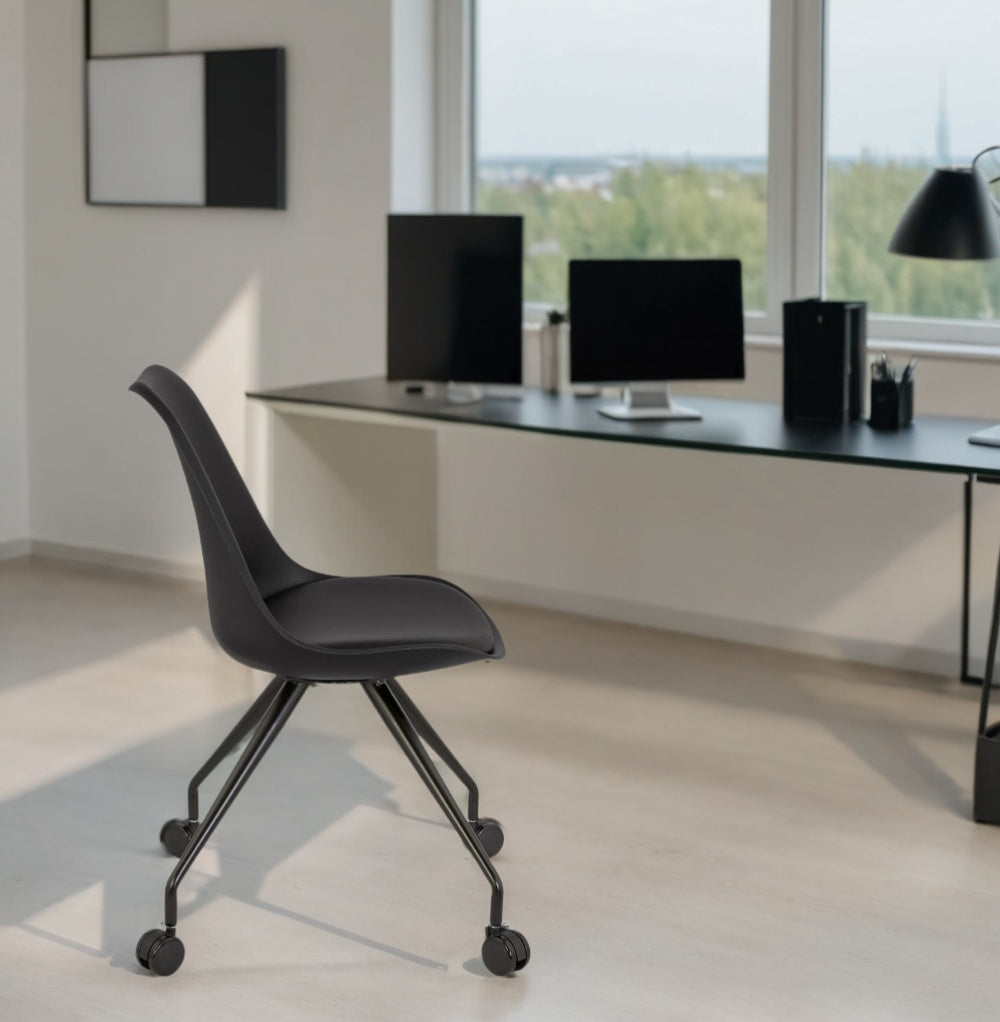 Schreibtischstuhl in Schwarz mit Metallgestell - professionelles Design für Büroräume von Kadima Design_