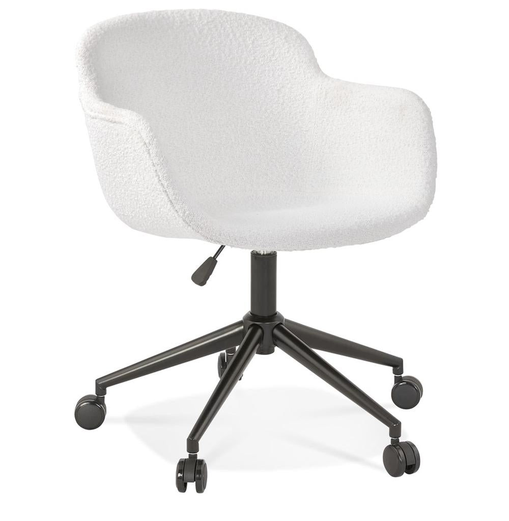 Weißer Bürostuhl mit Bouclé-Polsterung und schwarzem Metallgestell - ergonomische Form für optimalen Komfort von Kadima Design_