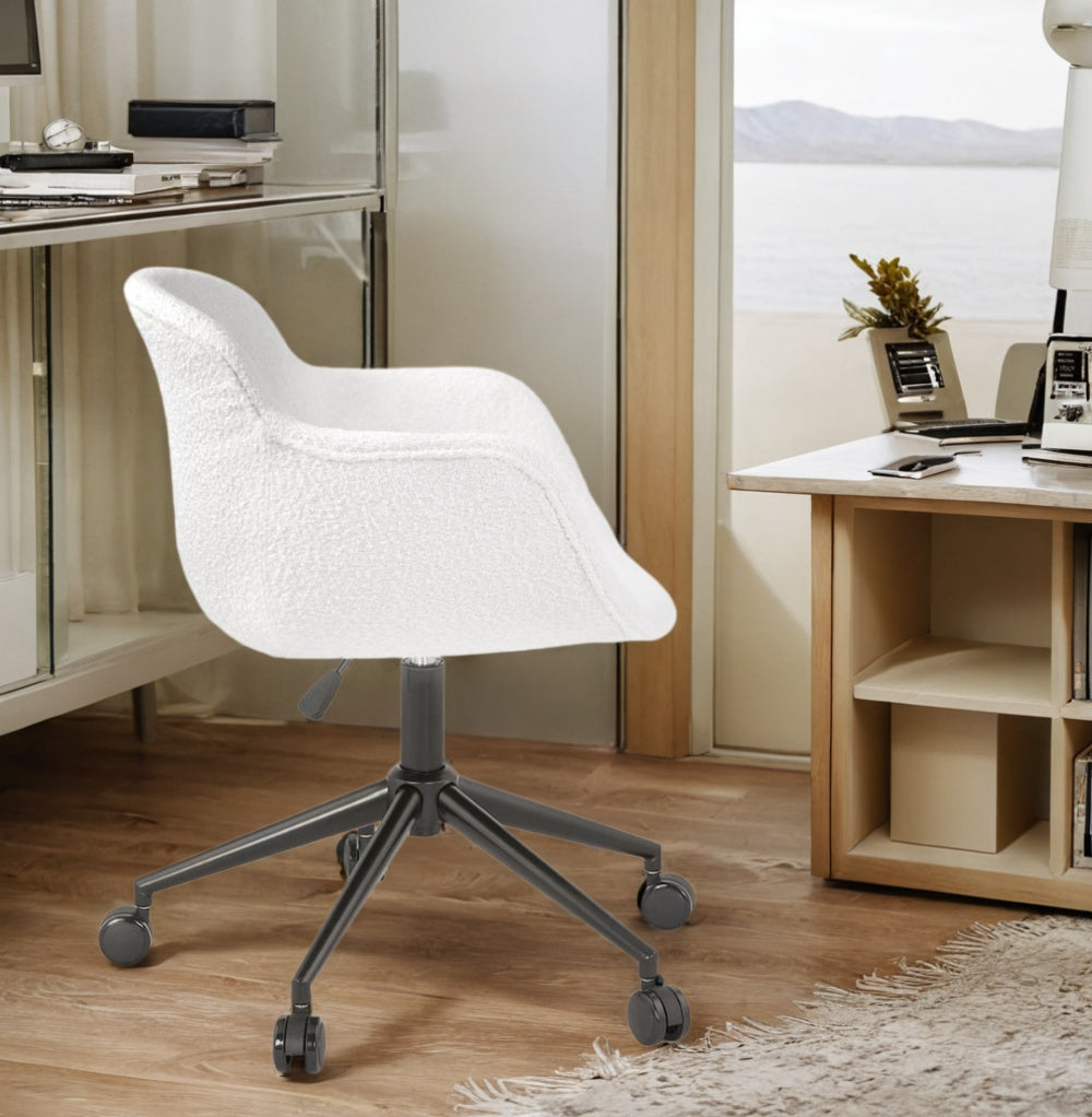 Drehstuhl mit weißem Bouclé-Bezug - kompakte Maße 59x54x80cm - ideal fürs moderne Home-Office von Kadima Design_