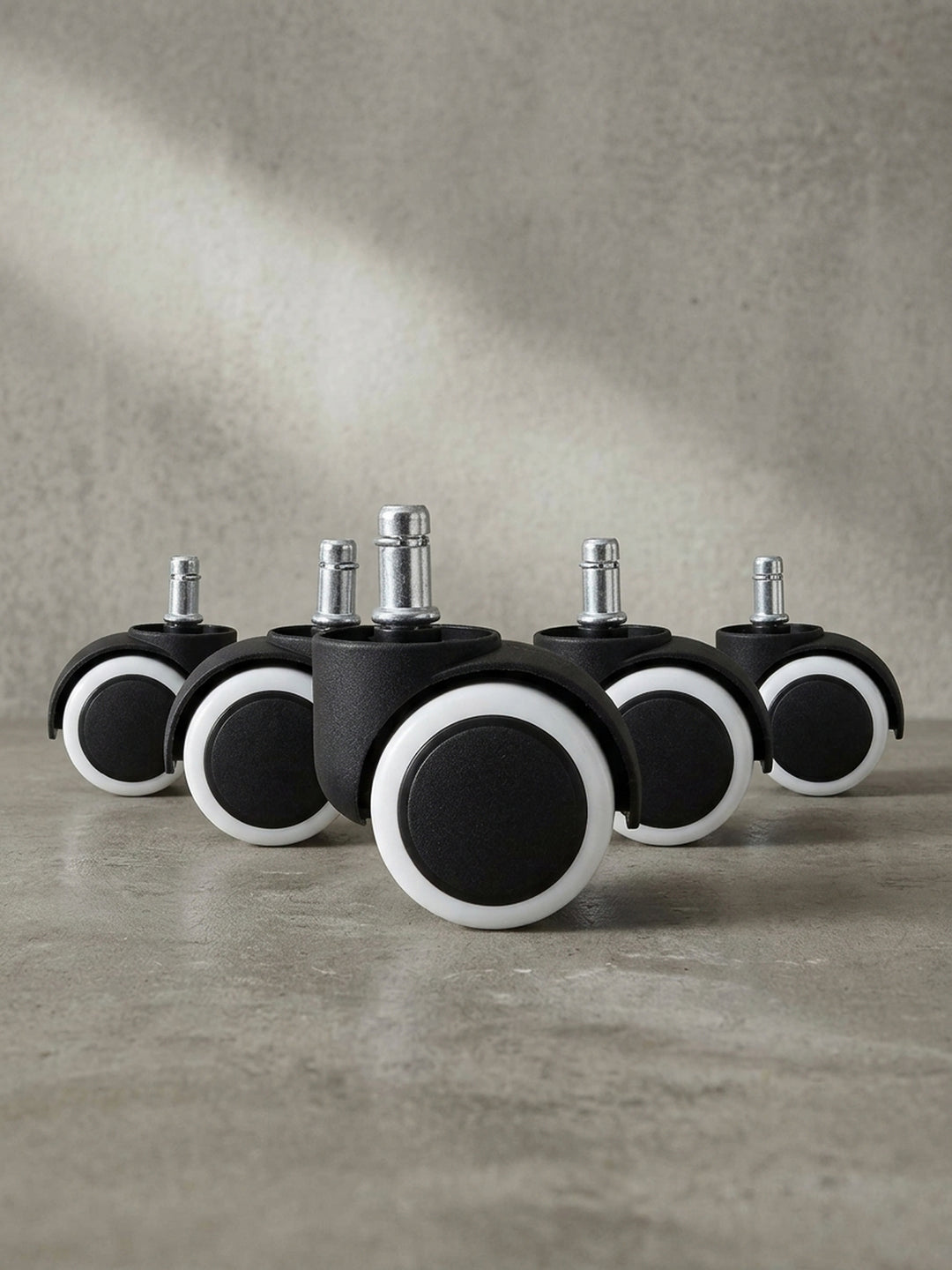 Gruppenbild der leichtgängigen Schreibtischstuhl Rollen in einem dynamischen Arrangement, ideal für harte Böden wie Parkett und Laminat._