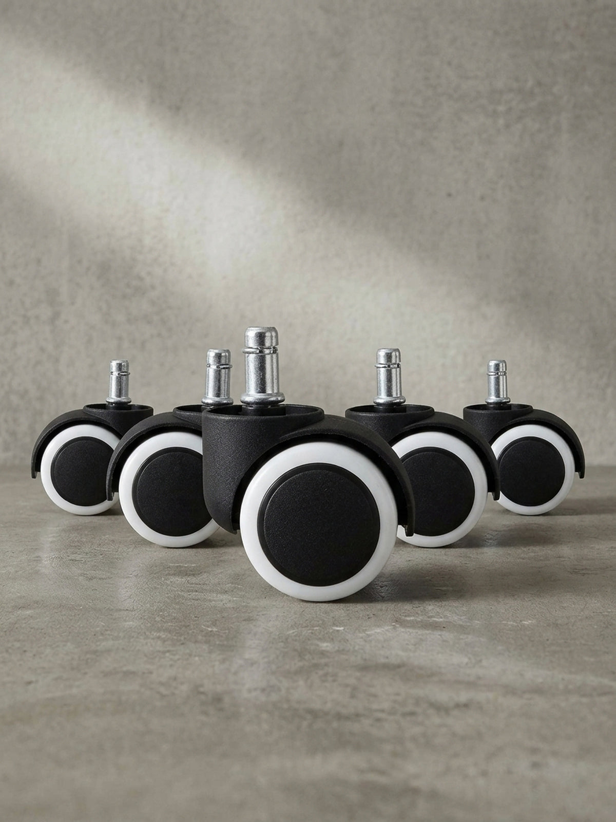 Gruppenbild der leichtgängigen Schreibtischstuhl Rollen in einem dynamischen Arrangement, ideal für harte Böden wie Parkett und Laminat._