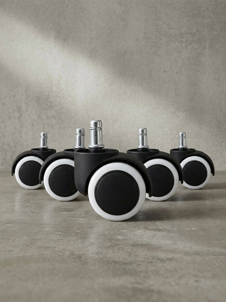 Gruppenbild der leichtgängigen Schreibtischstuhl Rollen in einem dynamischen Arrangement, ideal für harte Böden wie Parkett und Laminat._