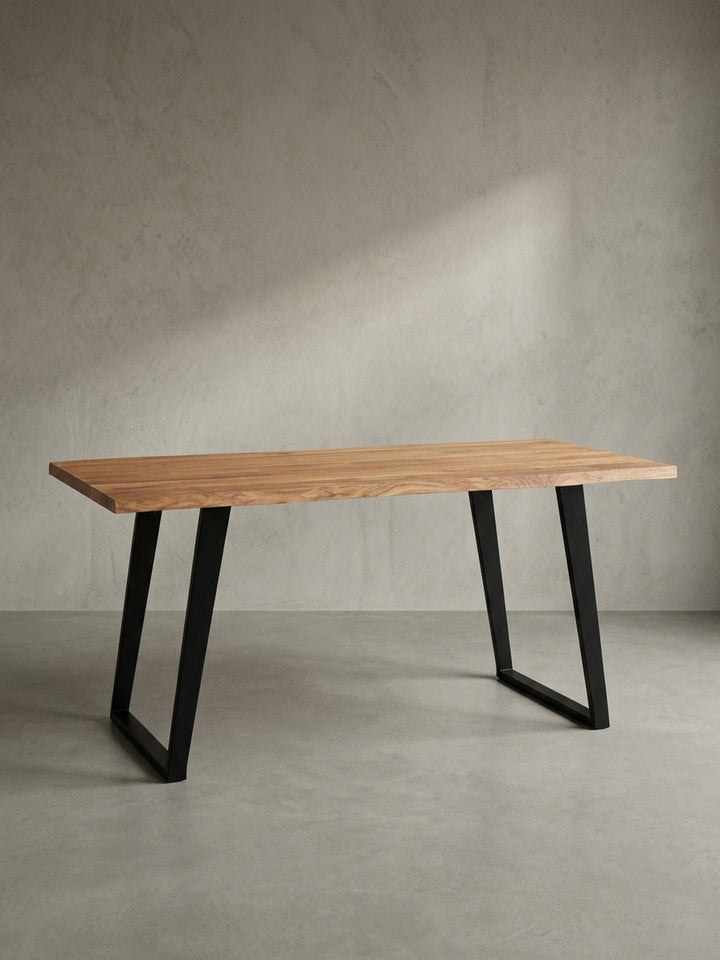 Frontansicht des Schreibtisches mit 140 cm breiter Akazienholzplatte und charakteristischer Baumkante, isoliert auf weißem Hintergrund zur Darstellung des Designs._