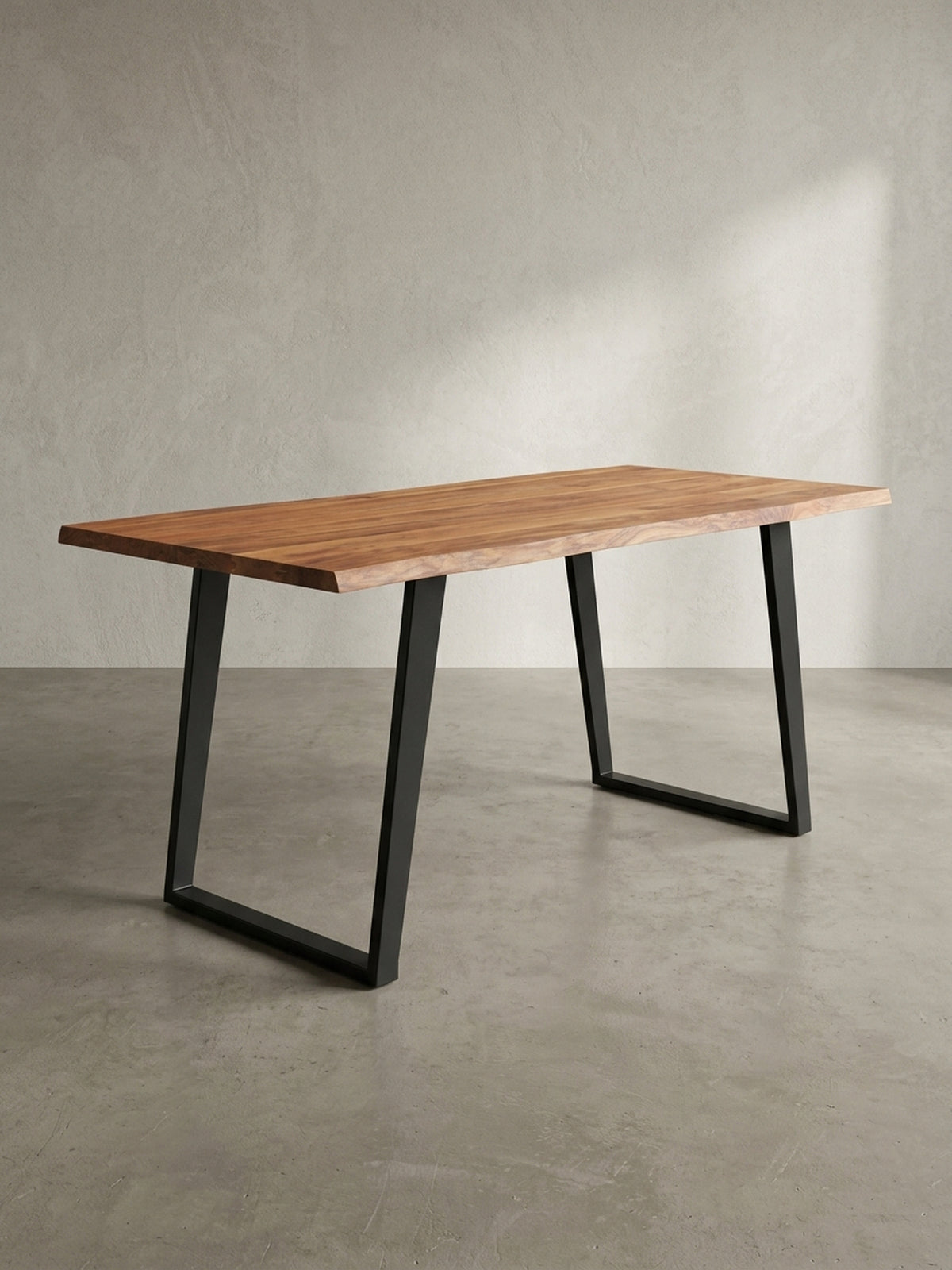 Seitenansicht des Bürotisches, die klare Silhouette der 4 cm dicken Massivholzplatte und das minimalistische Profil der schwarzen Metallkufen wird sichtbar.