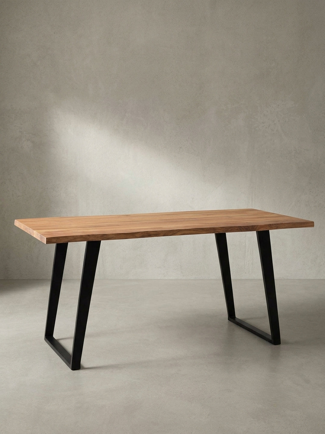 Der Holztisch für das Arbeitszimmer in der Gesamtübersicht, ein elegantes Designstück, das Naturmaterialien und industriellen Stil harmonisch vereint._