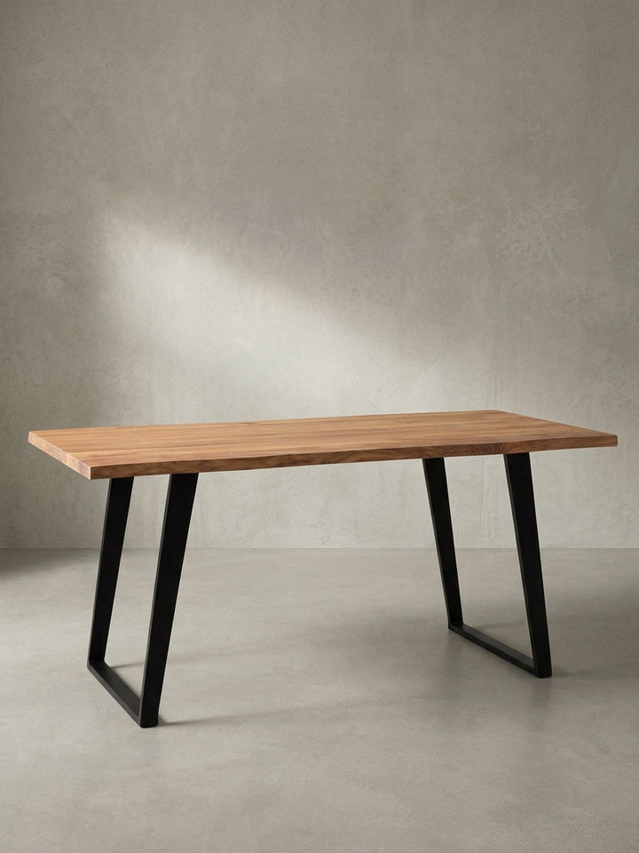 Der Holztisch für das Arbeitszimmer in der Gesamtübersicht, ein elegantes Designstück, das Naturmaterialien und industriellen Stil harmonisch vereint._