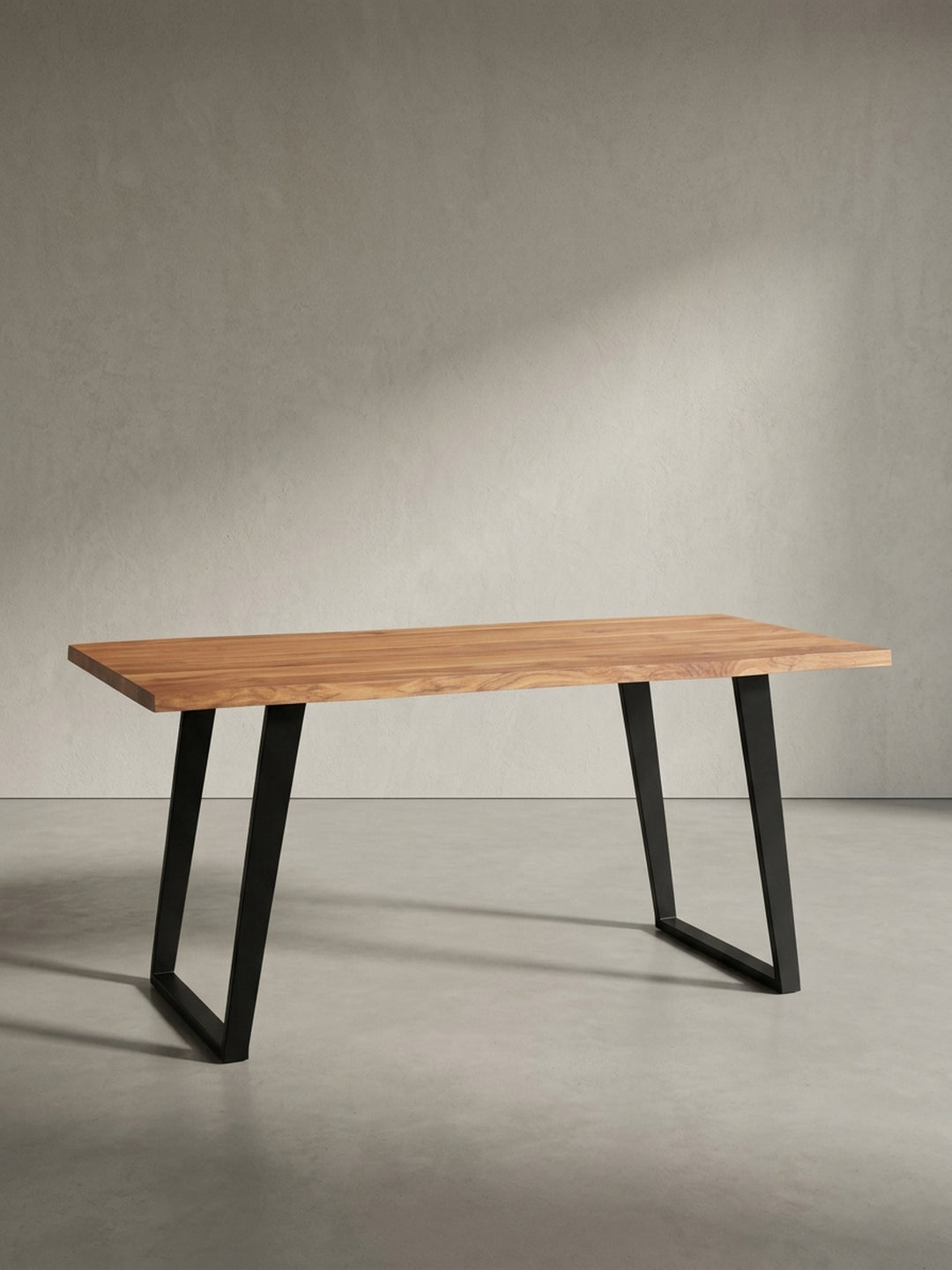 Schreibtisch aus Akazie in schräger 3/4-Ansicht, die die Tiefe der 80 cm Tischplatte und die stabile Konstruktion der schwarzen Metall-U-Beine hervorhebt._