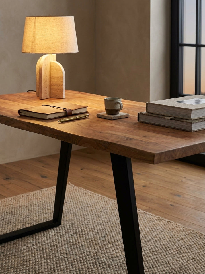 Ein stilvoller Arbeitsplatz: Auf dem Massivholz-Schreibtisch liegen ein offenes Notizbuch und eine Tasse Kaffee neben einem Laptop._