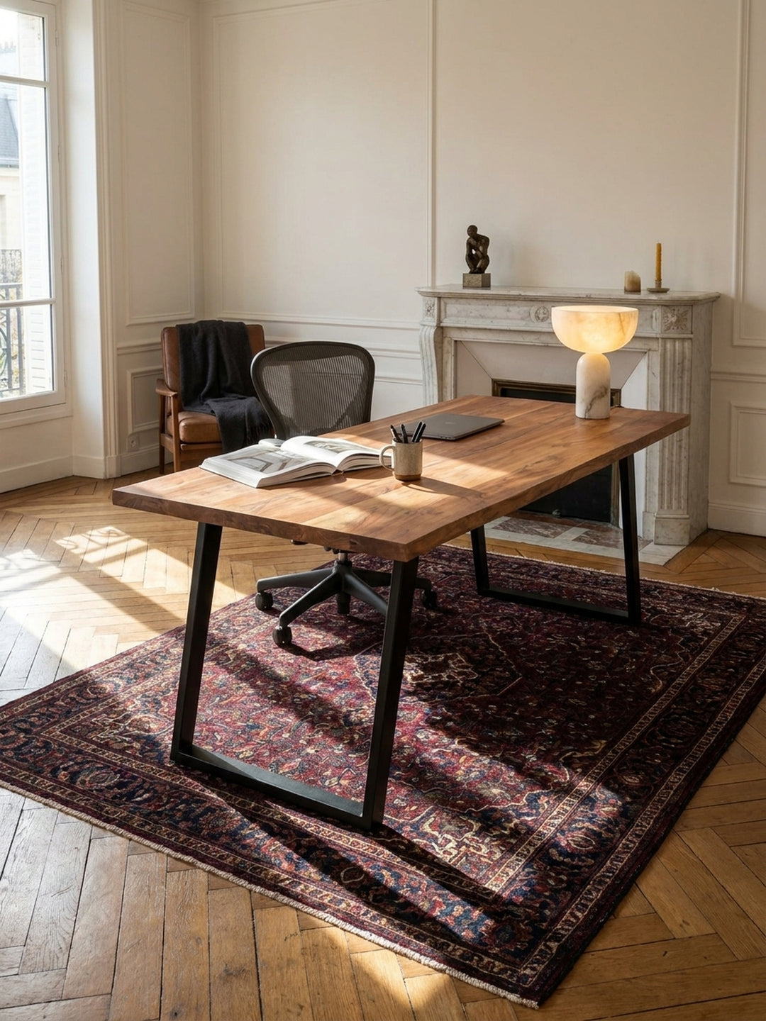 Der Massivholz-Computertisch kombiniert mit einem modernen Bürostuhl vor einem großen Fenster._