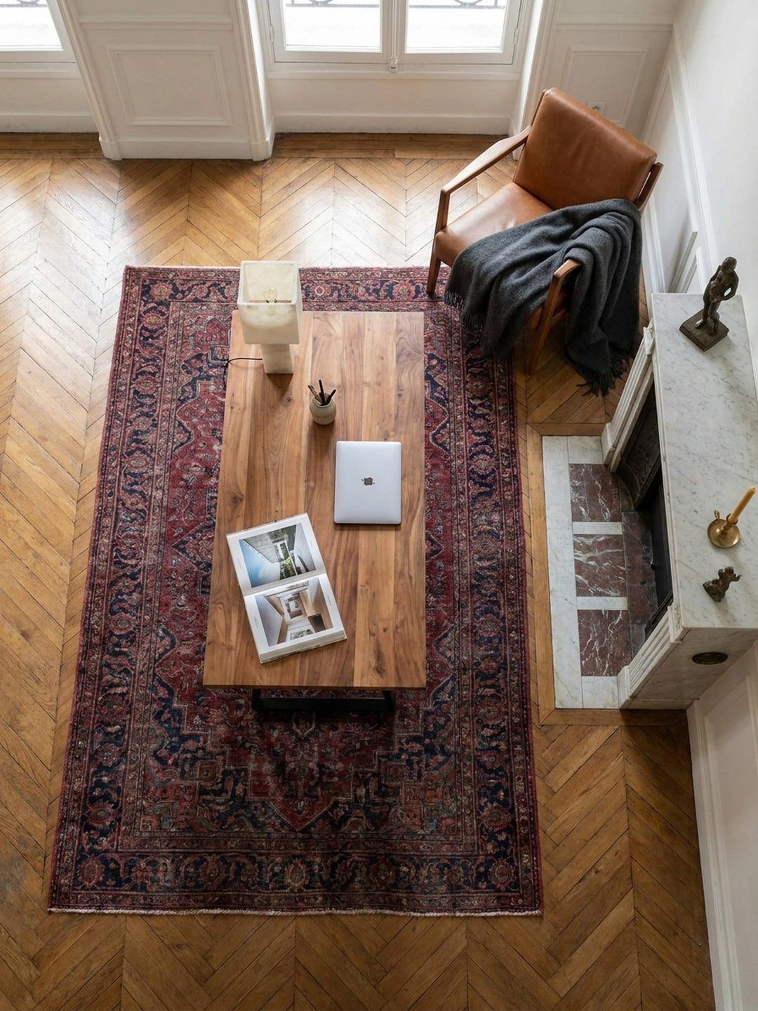 Großer Bürotisch aus massivem Akazienholz aus der Vogelperspektive, ideal für ein geräumiges Arbeitszimmer._