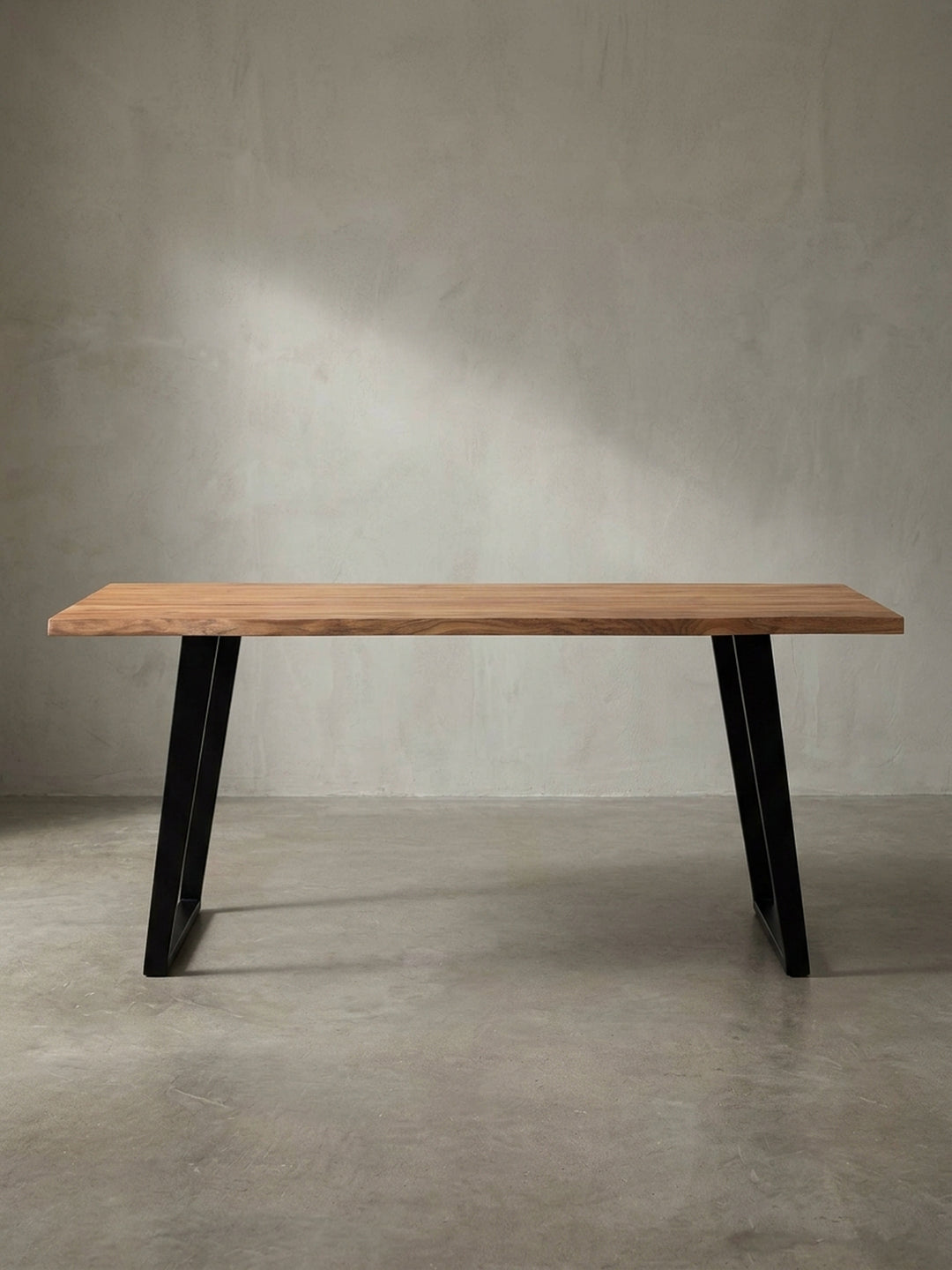 Frontansicht des Schreibtisches 120x60 cm aus Akazienholz mit schwarzen U-Beinen, freigestellt vor weißem Hintergrund._