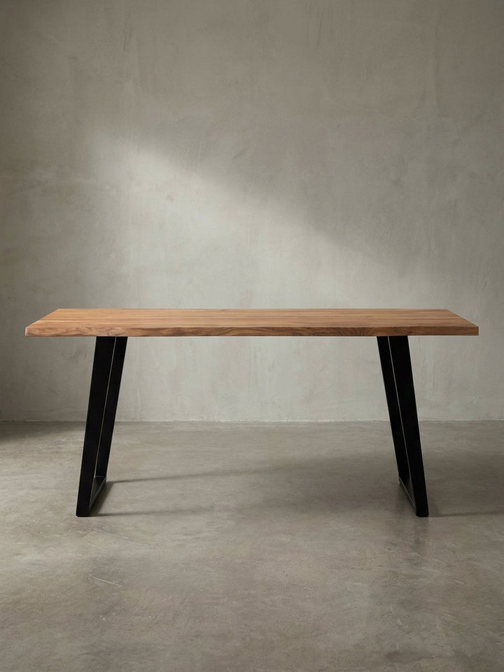 Frontansicht des Schreibtisches 120x60 cm aus Akazienholz mit schwarzen U-Beinen, freigestellt vor weißem Hintergrund._