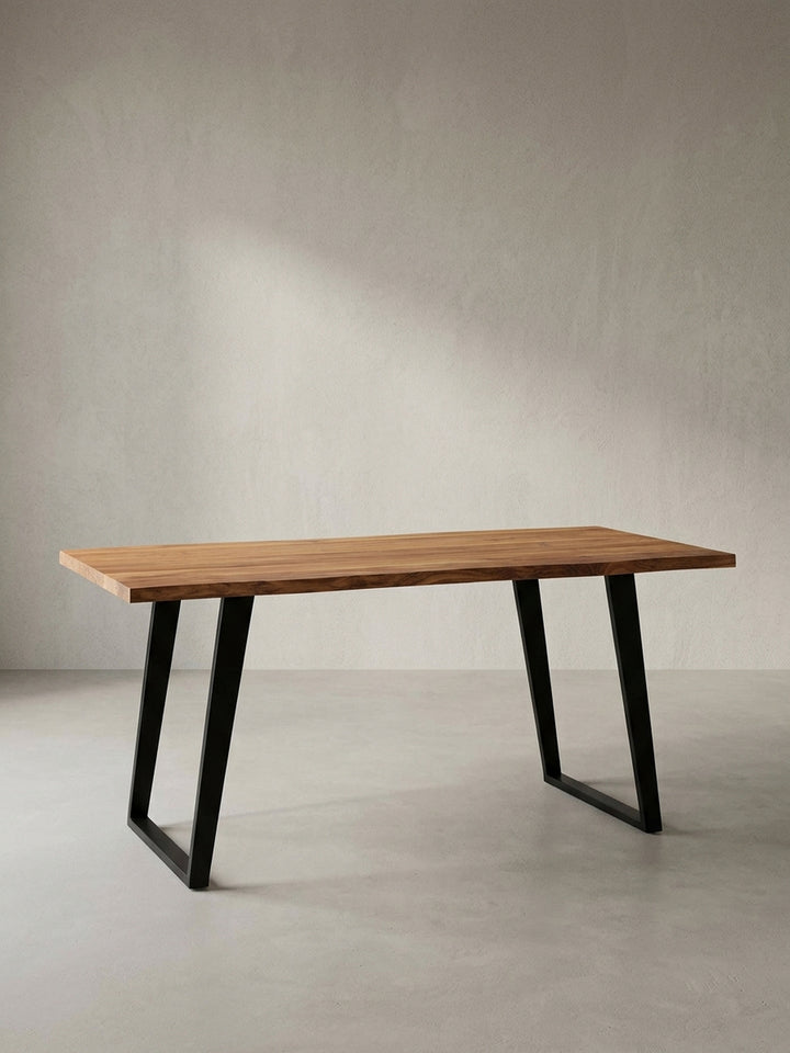 Der Schreibtisch aus Akazie Massivholz und Metall als elegantes und robustes Herzstück für das moderne Homeoffice._