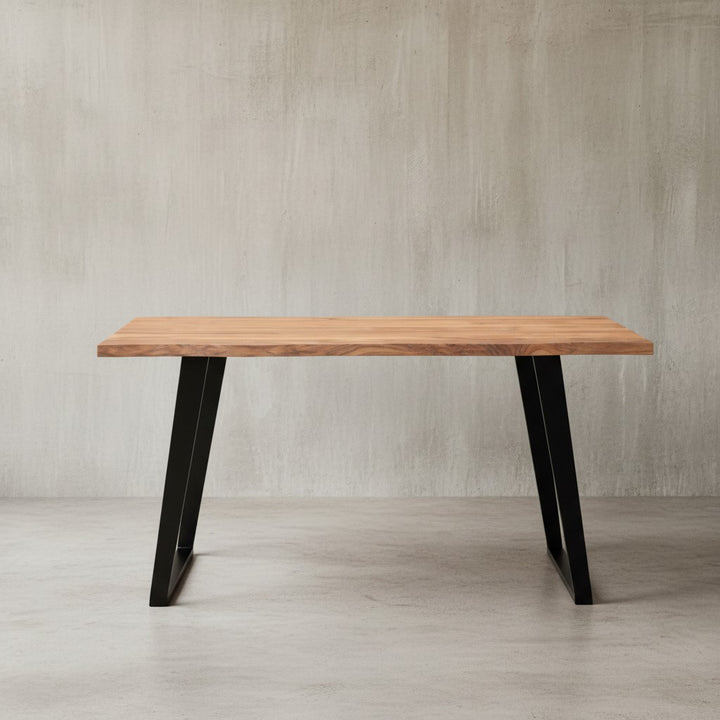 Bürotisch aus Akazienholz - Industrial Style mit Baumkante - optimal für beengte Räume von Kadima Design_