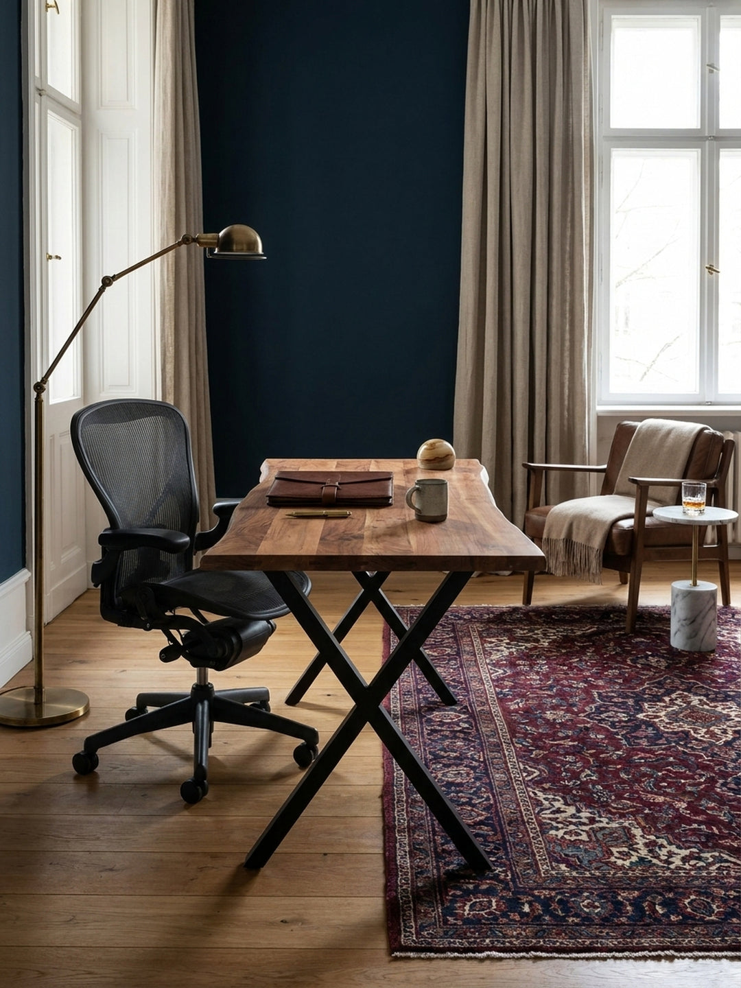 Der Massivholz-Schreibtisch kombiniert mit einem ergonomischen schwarzen Bürostuhl, was die harmonische Einrichtung für ein produktives Arbeitszimmer unterstreicht._