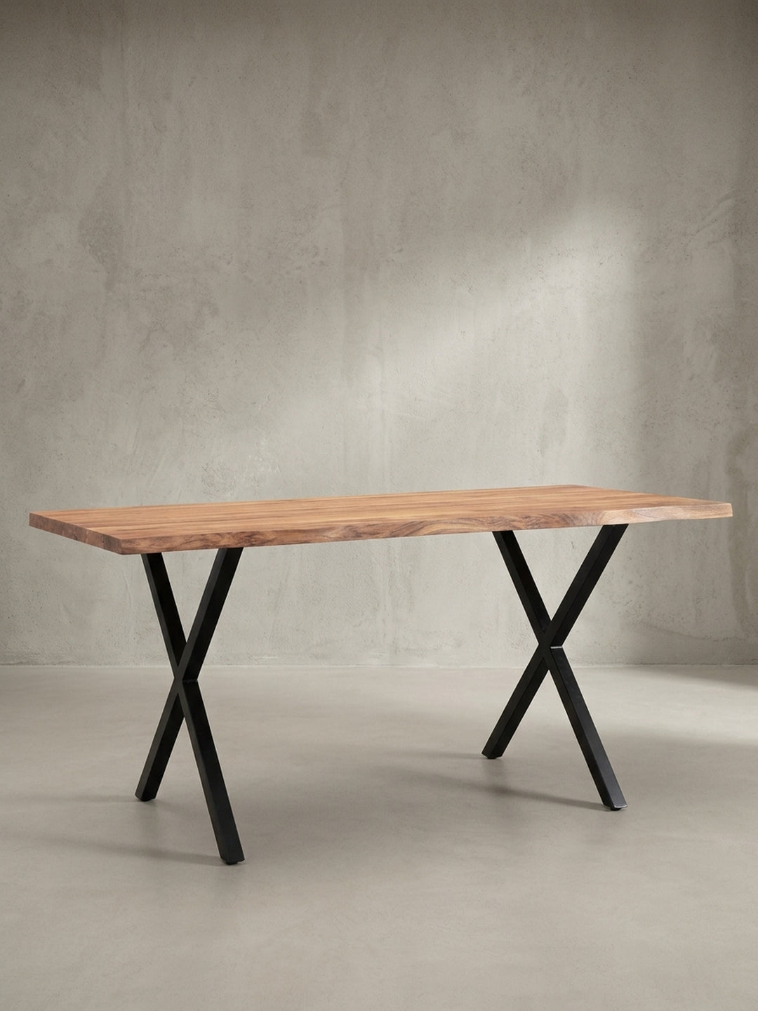 Der Holztisch im Industrial-Design, dessen Akazienplatte eine warme, einladende Arbeitsfläche bildet, gestützt von einem kontrastierenden schwarzen Stahlgestell._