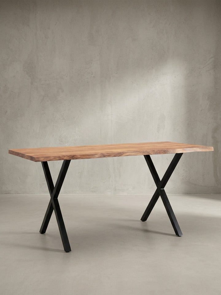 Der Holztisch im Industrial-Design, dessen Akazienplatte eine warme, einladende Arbeitsfläche bildet, gestützt von einem kontrastierenden schwarzen Stahlgestell._