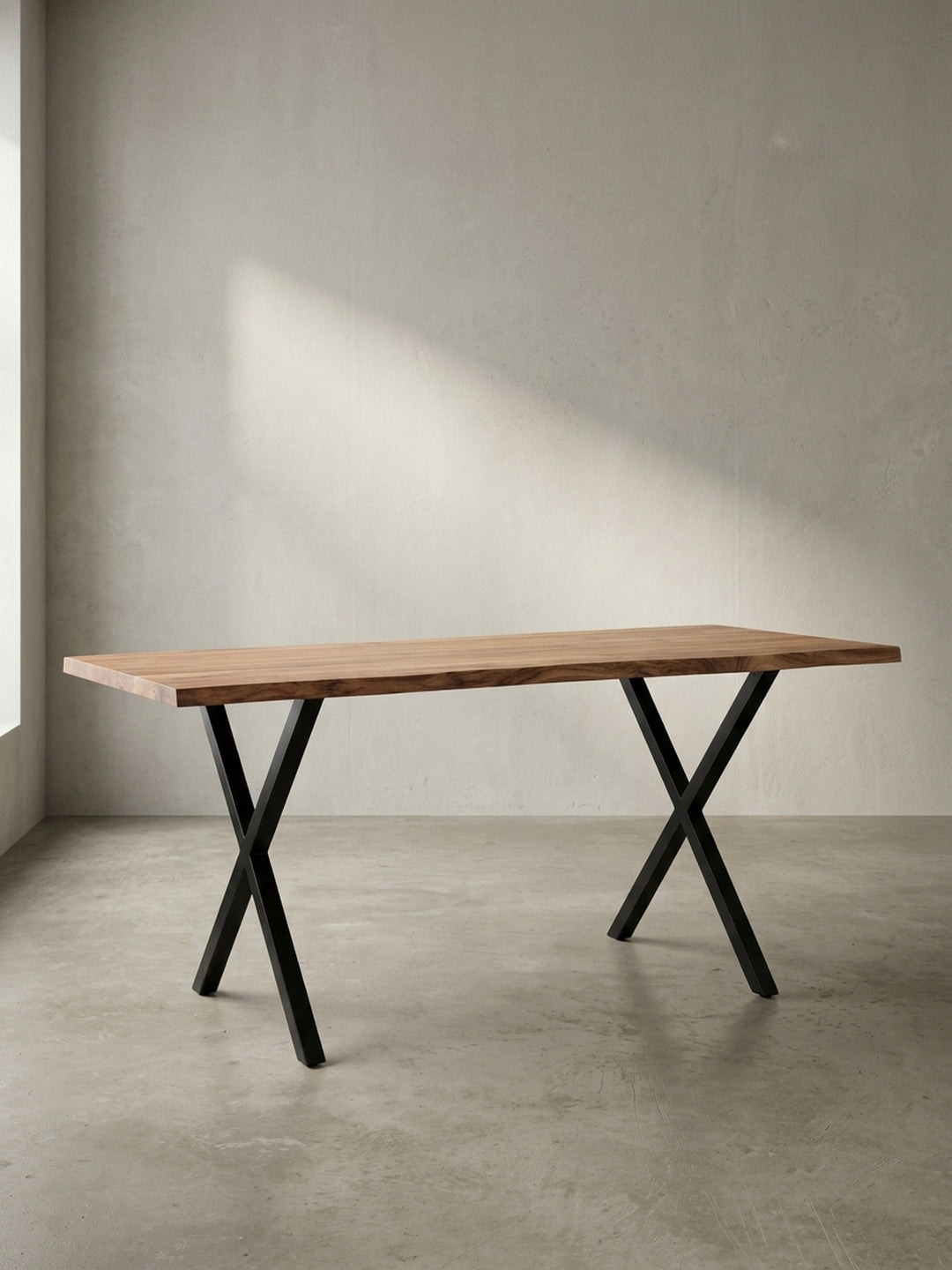 Moderner Schreibtisch 140x80 cm aus massivem Akazienholz mit charakteristischer Baumkante und schwarzen Metall-X-Beinen freigestellt._