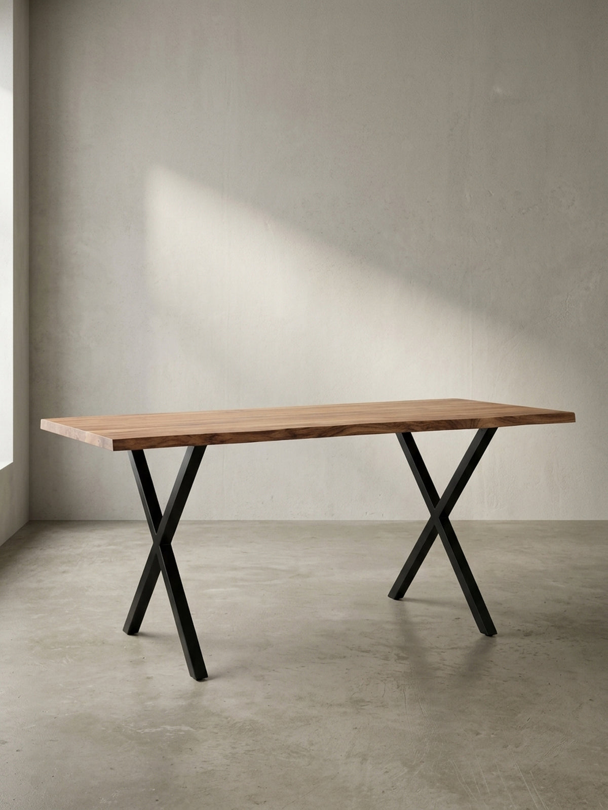 Moderner Schreibtisch 140x80 cm aus massivem Akazienholz mit charakteristischer Baumkante und schwarzen Metall-X-Beinen freigestellt._