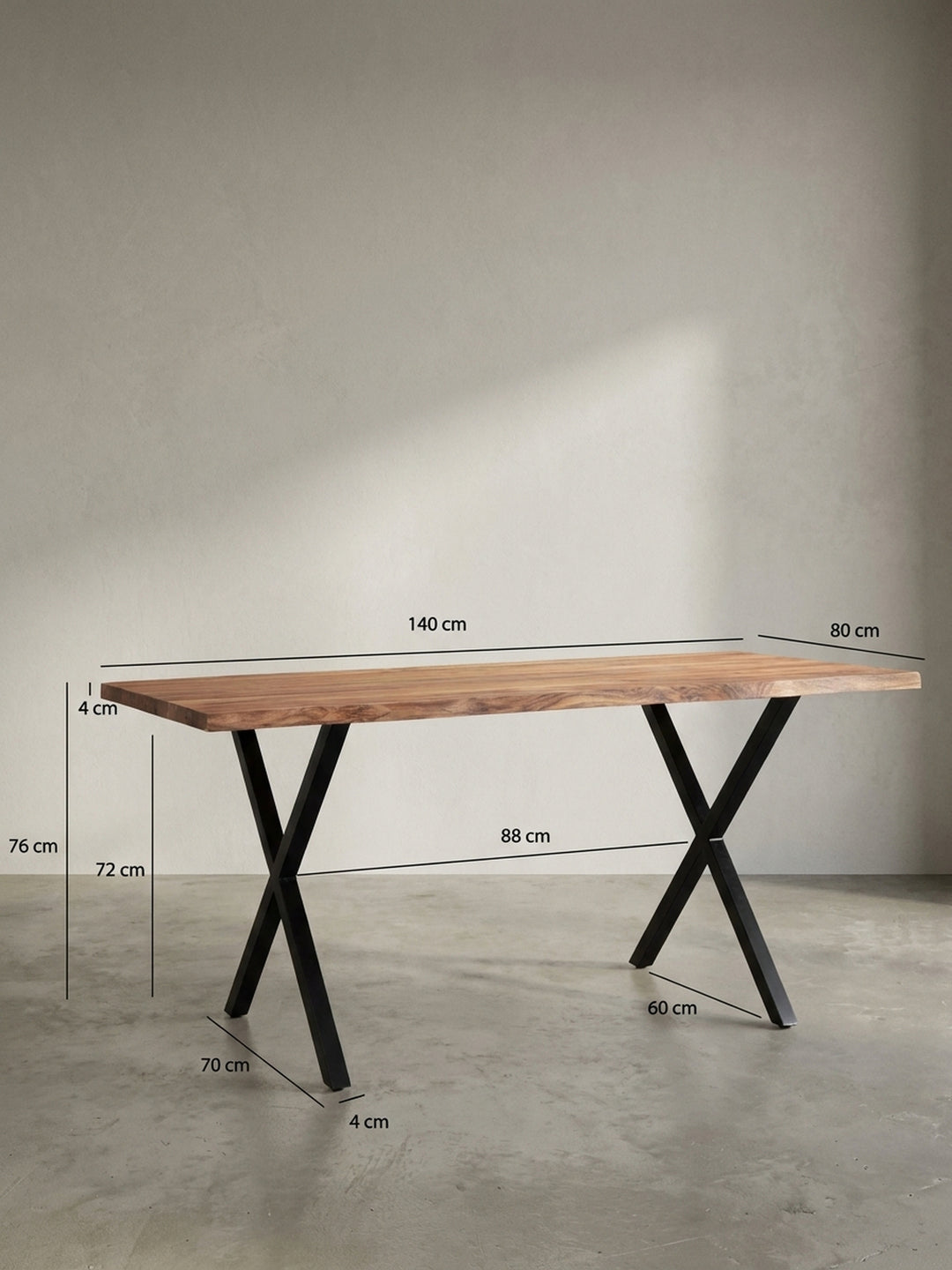 Technisches Maßbild des Schreibtisches mit exakten Abmessungen: Breite 140 cm, Tiefe ca. 80 cm und Höhe 76 cm für die Raumplanung._