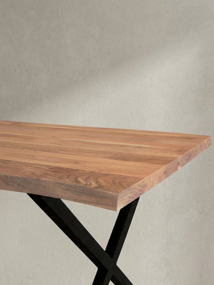 Eleganter Laptoptisch aus Naturholz mit schwarzem Gestell, der eine großzügige Arbeitsfläche für das moderne Büro bietet._