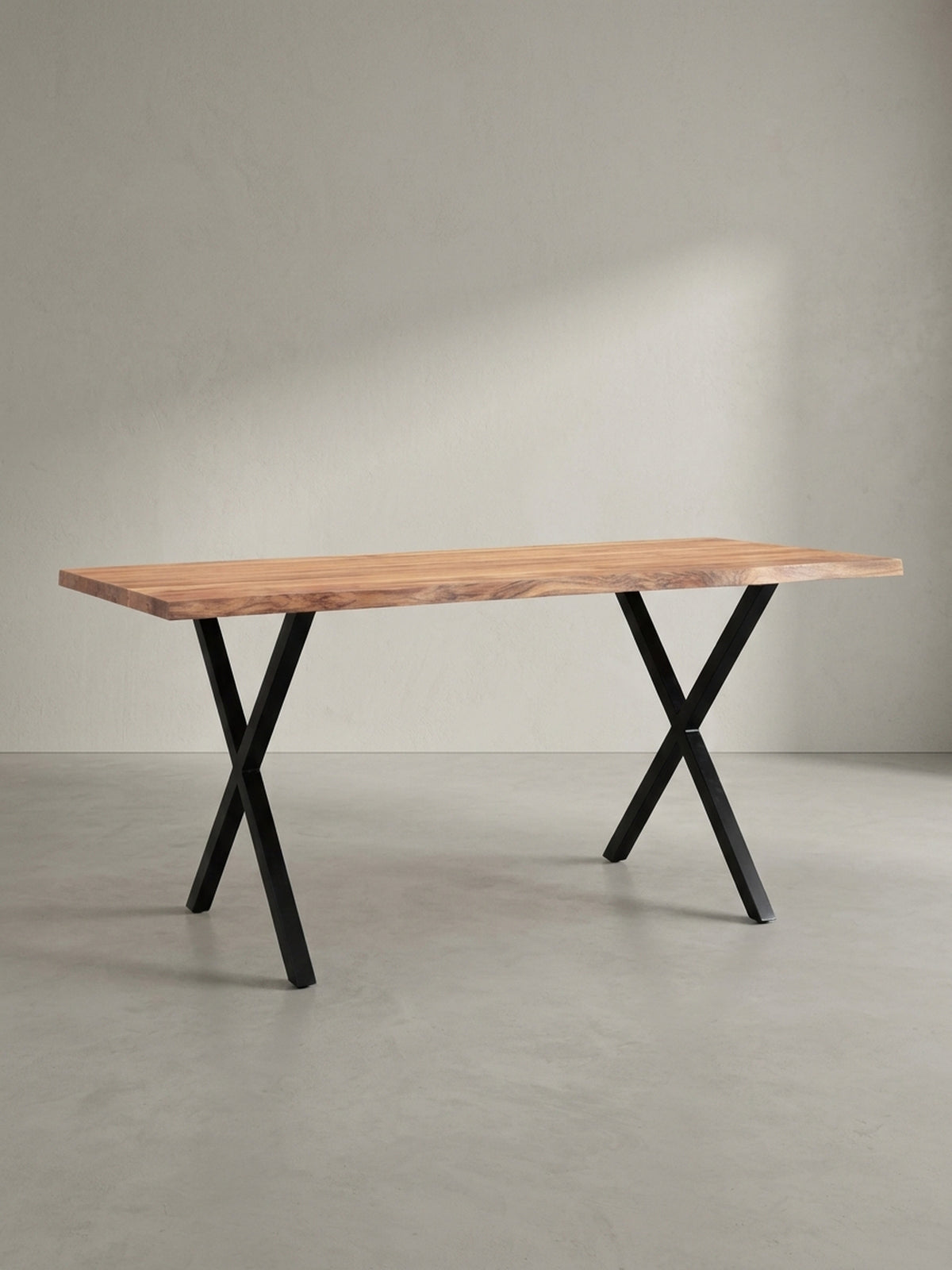 Seitenansicht des Holztisches, die die massive 4 cm dicke Tischplatte und die stabile Konstruktion der schwarzen X-Beine hervorhebt.