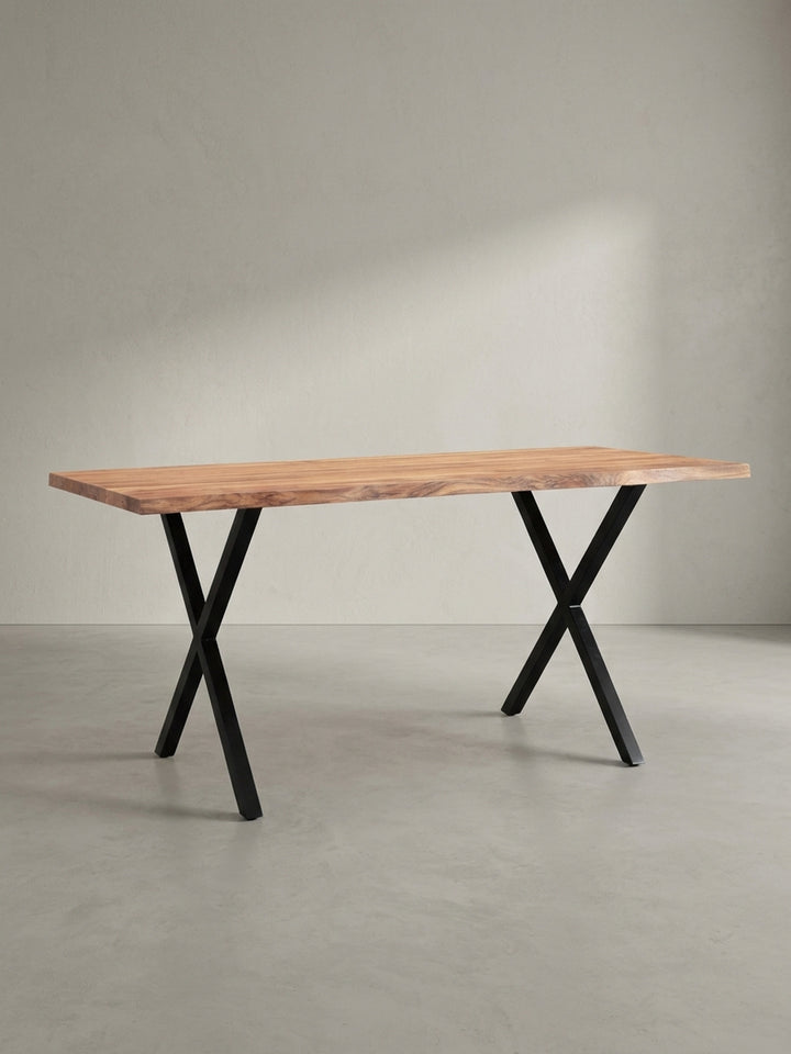 Seitenansicht des Holztisches, die die massive 4 cm dicke Tischplatte und die stabile Konstruktion der schwarzen X-Beine hervorhebt._