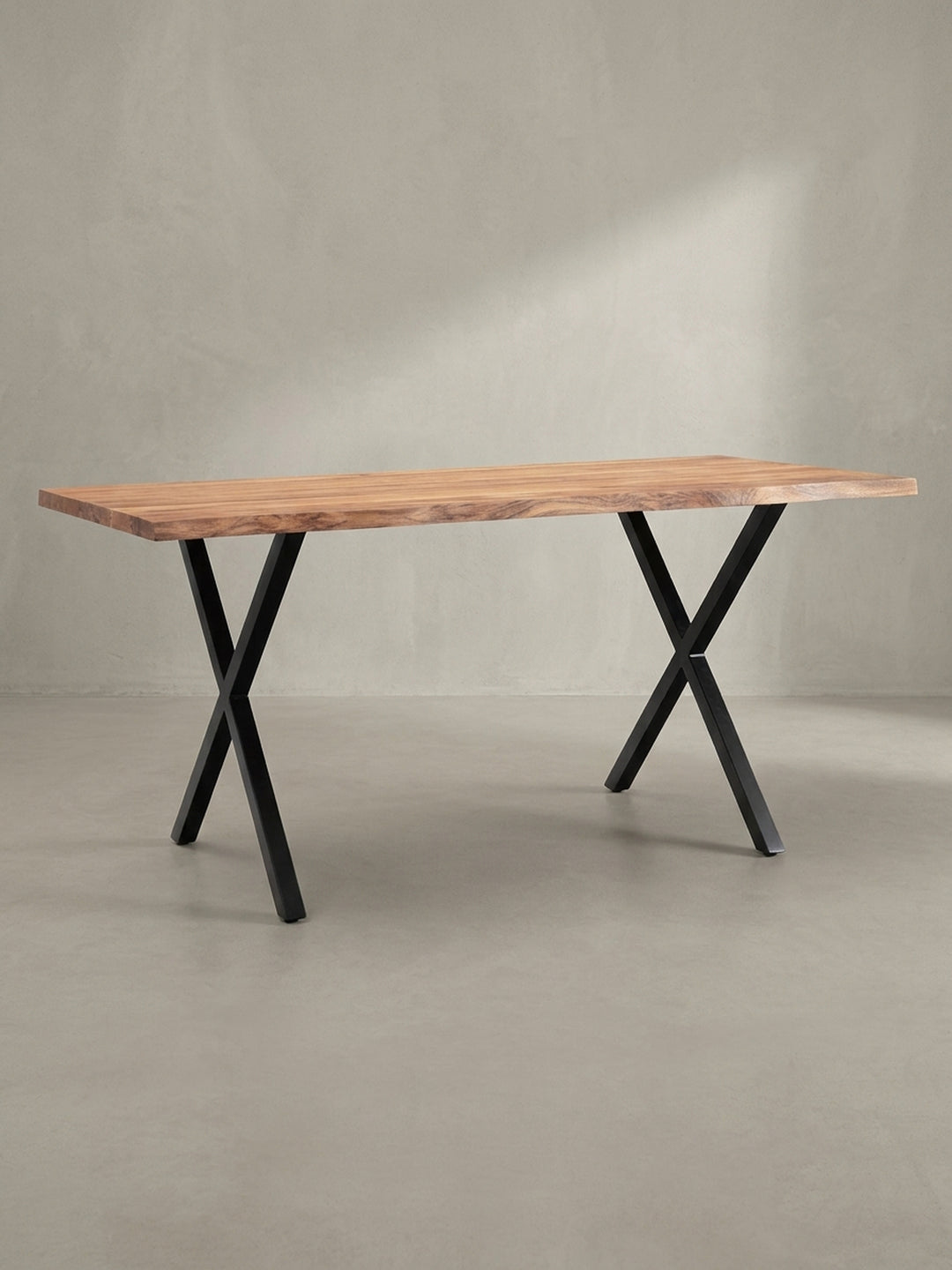 Der Design-Schreibtisch aus Akazie Massivholz als zentrales Möbelstück für ein produktives und inspirierendes Arbeitszimmer._