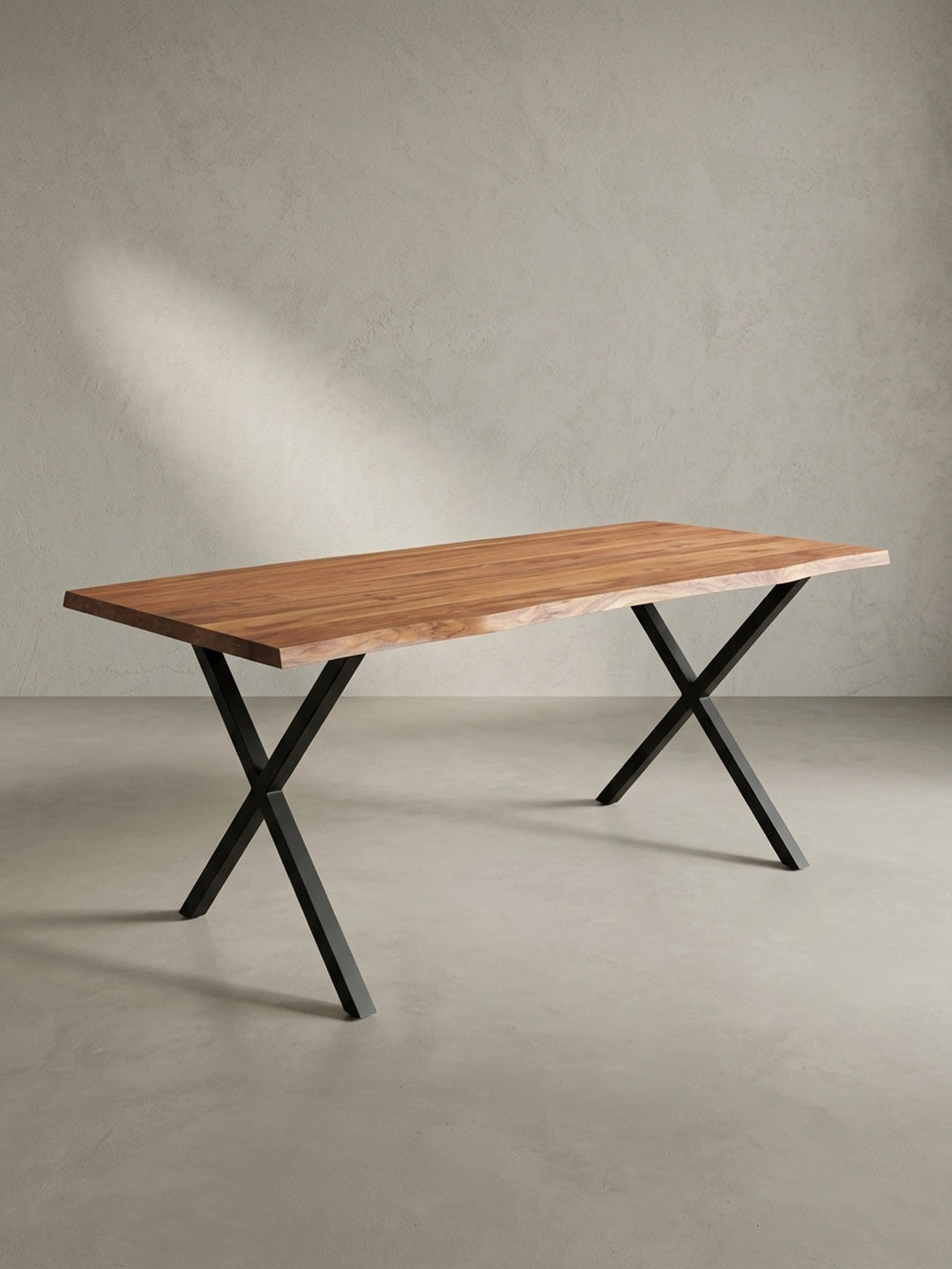 Profilansicht des Massivholz-Schreibtisches, zeigt die schlanke Silhouette der X-Beine im Kontrast zur massiven Akazien-Tischplatte._