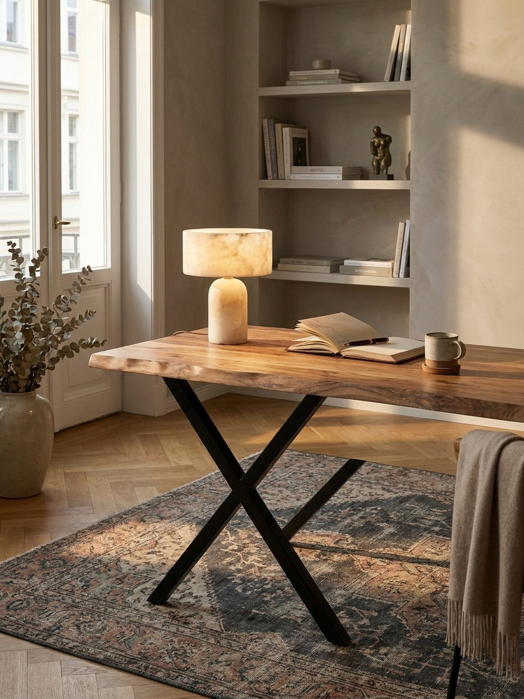Nahaufnahme eines Laptops und einer Kaffeetasse auf der geölten Oberfläche des Akazien-Holztisches, gemütliche Homeoffice-Atmosphäre._