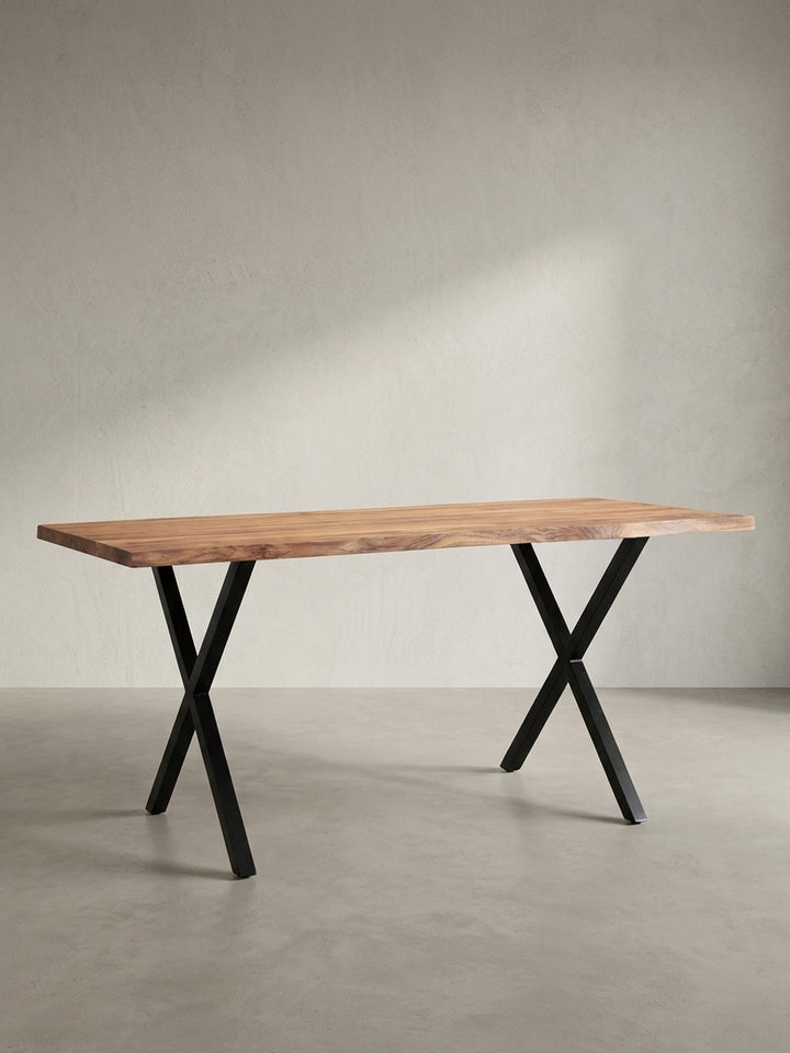 Bürotisch aus Akazie Massivholz 160x80 cm mit charakteristischer Baumkante und schwarzen X-Beinen, freigestellt vor weißem Hintergrund._