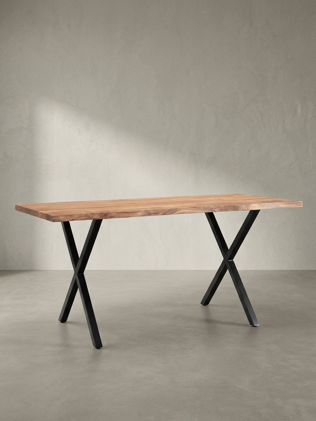 Der Holztisch fürs Arbeitszimmer, eine Kombination aus warmer Akazie und kühlem, pulverbeschichtetem schwarzen Eisen._