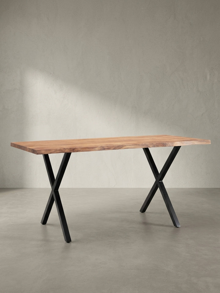 Der Holztisch fürs Arbeitszimmer, eine Kombination aus warmer Akazie und kühlem, pulverbeschichtetem schwarzen Eisen._