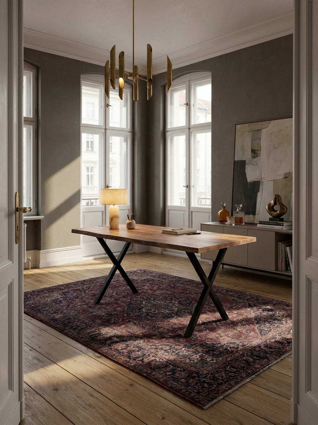 Großer Massivholz-Schreibtisch aus Akazie mit schwarzen X-Beinen, stilvoll in einem hellen Home-Office mit Parkettboden und Vintage-Teppich arrangiert._