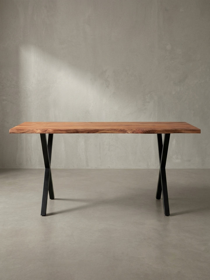 Schreibtisch im Industrial-Design aus schräger Perspektive, die die 4 cm dicke Tischplatte aus Akazie und das stabile Metallgestell in Schwarz zeigt._