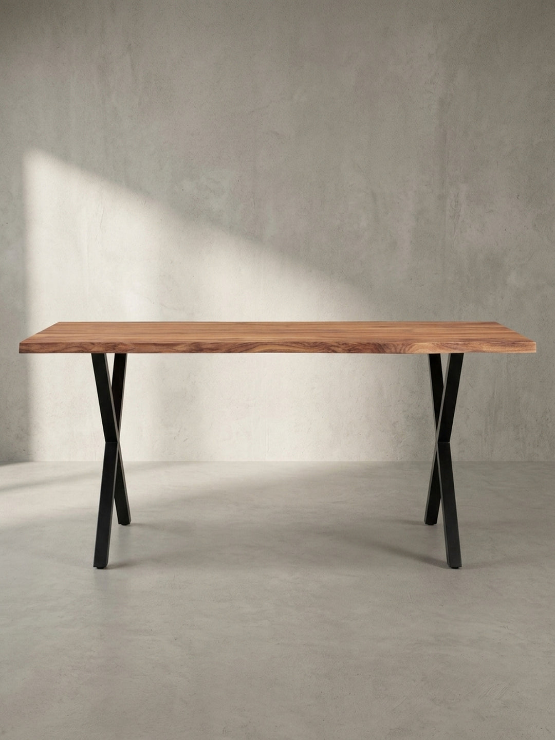 Eleganter Bürotisch aus warmer Akazie mit schwarzen Metallbeinen in 3/4-Ansicht, der die natürliche Schönheit der massiven Holzplatte betont._