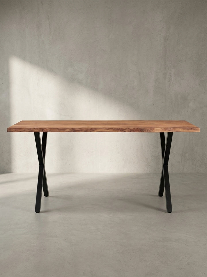 Eleganter Bürotisch aus warmer Akazie mit schwarzen Metallbeinen in 3/4-Ansicht, der die natürliche Schönheit der massiven Holzplatte betont._